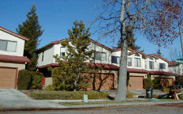 300 Northumberland Ave in Redwood City, CA - Foto de edificio