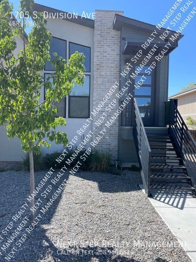 1705 S Division Ave