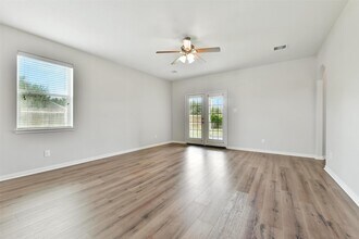 737 Grassy Knoll Ln in La Marque, TX - Building Photo - Building Photo