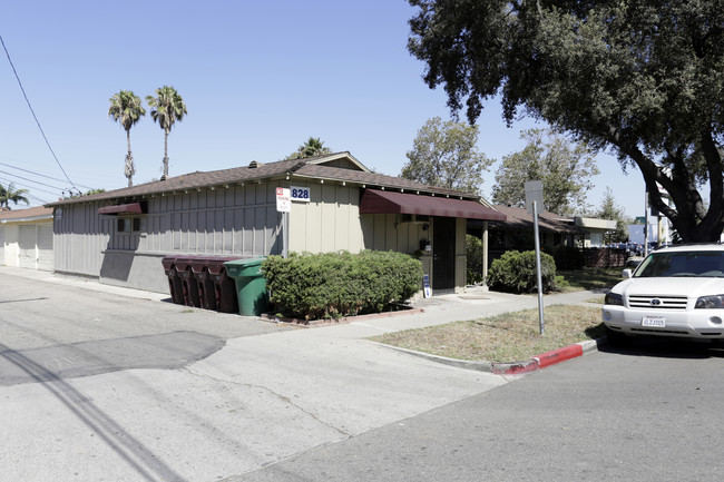 826-832 E 17th St in Santa Ana, CA - Foto de edificio - Building Photo