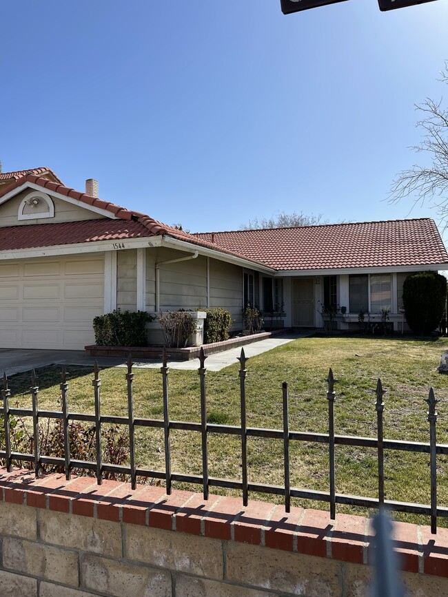 1544 W Avenue H11 in Lancaster, CA - Foto de edificio - Building Photo