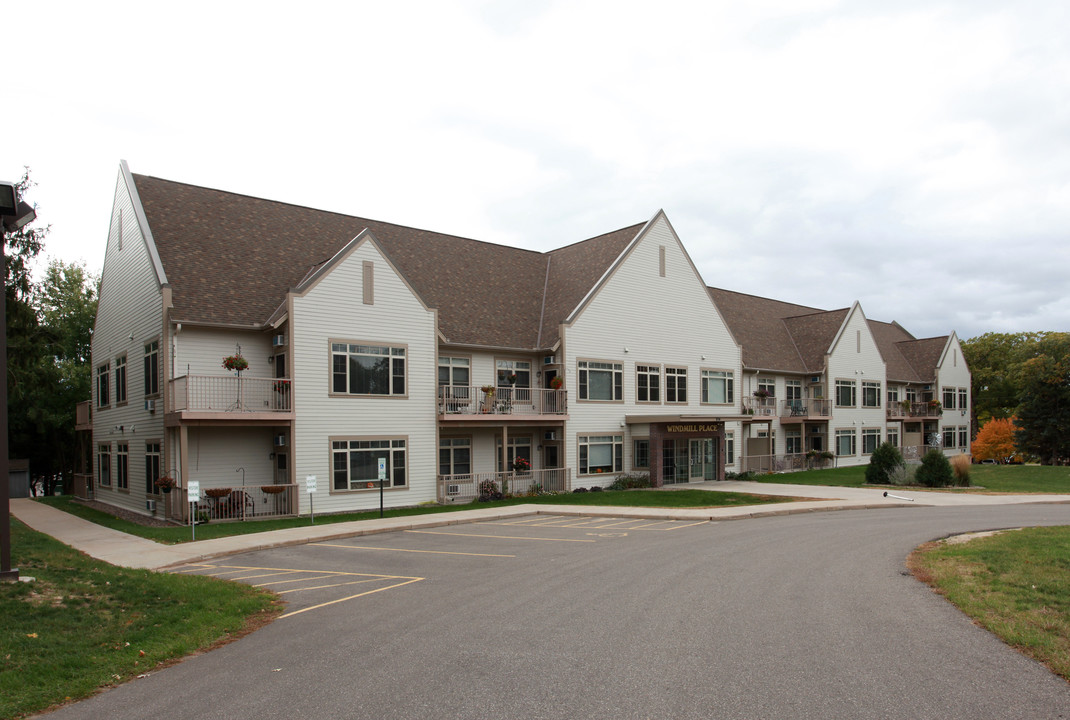 Windmill Place in River Falls, WI - Foto de edificio