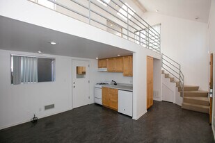 3016 Ruskin St, Unit rear in Santa Monica, CA - Building Photo