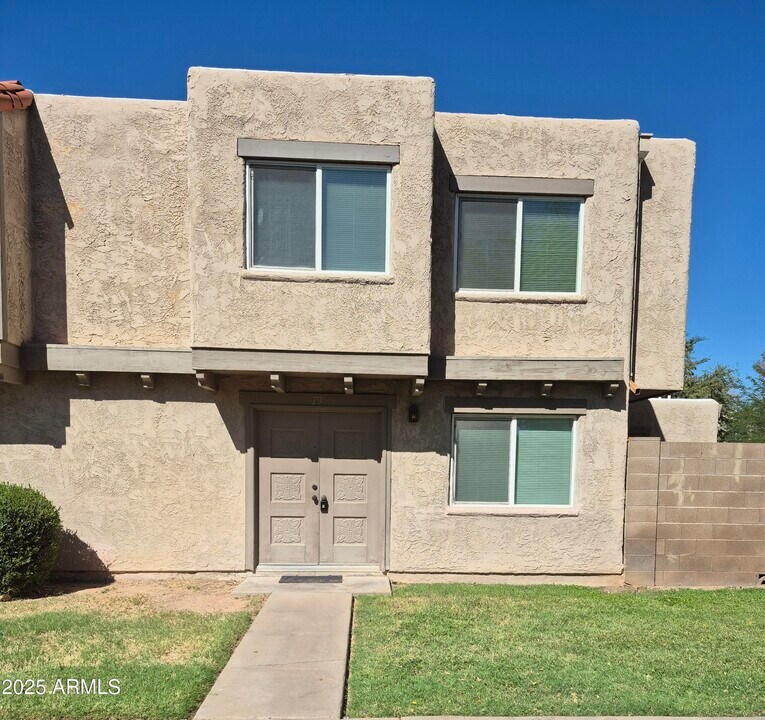 600 S Dobson Rd in Mesa, AZ - Building Photo