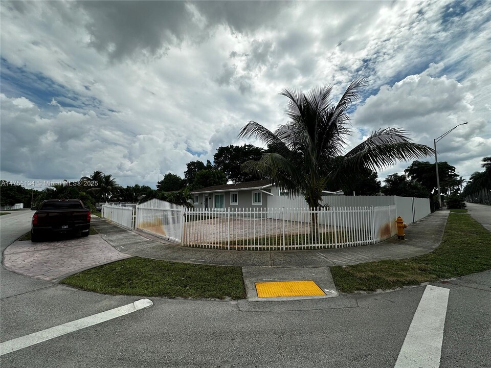 19911 NW 43rd Pl in Miami Gardens, FL - Building Photo