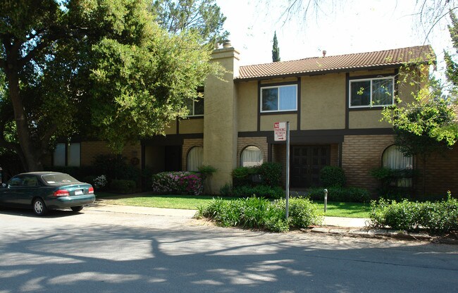 Tyndall Oaks in Los Altos, CA - Foto de edificio - Building Photo