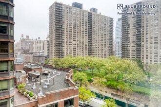 160 Riverside Blvd in New York, NY - Building Photo - Building Photo