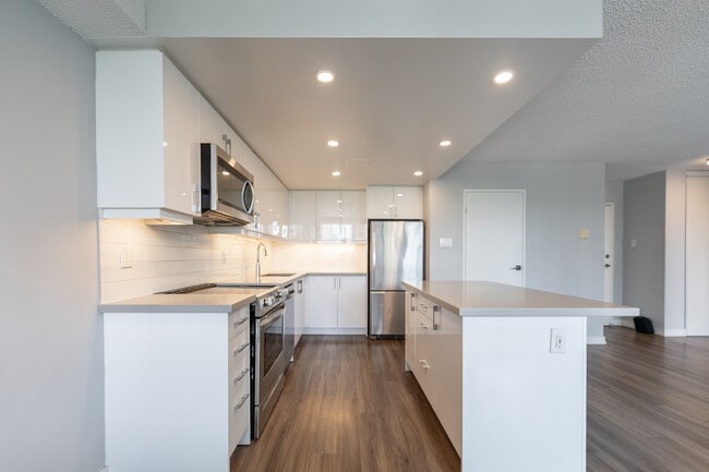 Mississauga Place in Mississauga, ON - Building Photo - Building Photo