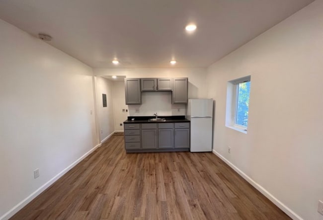947 Woodmere Ave, Unit B