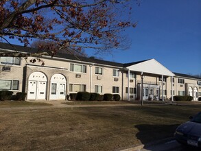 Brookwood on the Lake Apartments for Seniors in Ronkonkoma, NY - Building Photo - Building Photo