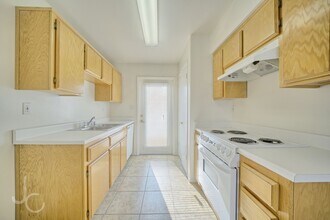 1309 Reddick Ln-Unit -3 in Bakersfield, CA - Building Photo - Building Photo