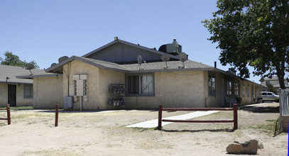 16562 Willow St in Hesperia, CA - Foto de edificio - Building Photo