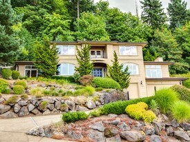 3447 SW Doschview Ct in Portland, OR - Building Photo