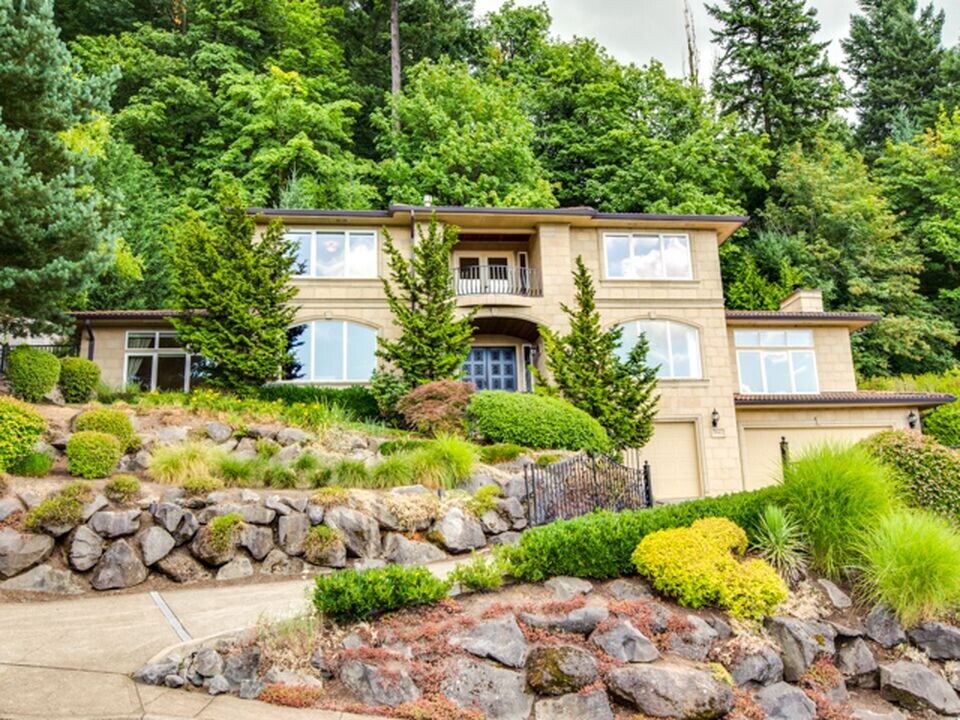 3447 SW Doschview Ct in Portland, OR - Building Photo