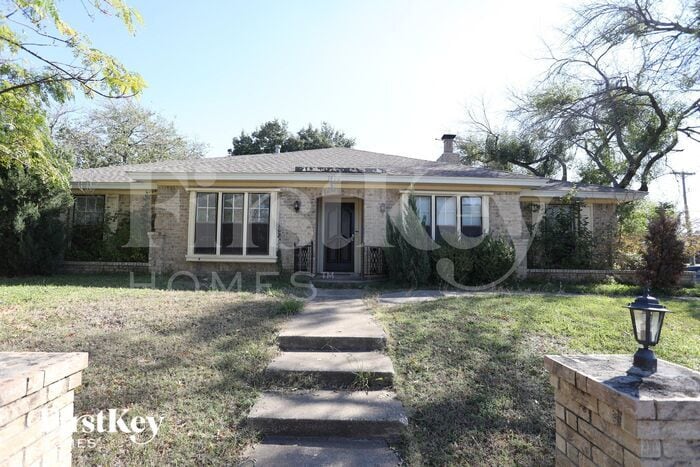 1600 Norwood Dr in Hurst, TX - Building Photo