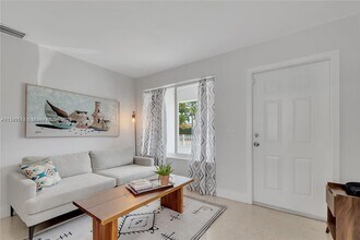 3641 SW 29th St-Unit -3643 in Miami, FL - Foto de edificio - Building Photo