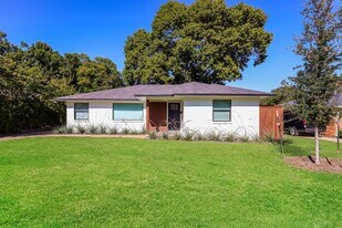 6123 Woodcrest Ln in Dallas, TX - Building Photo