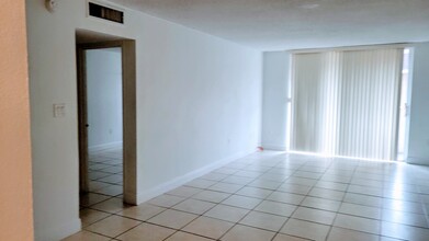 1800 Sans Souci Blvd, Unit 111 in North Miami, FL - Building Photo - Building Photo