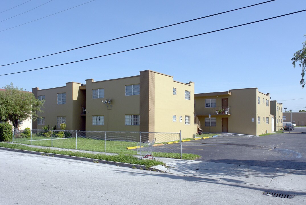 Honeysuckle Apartments in Miami, FL - Foto de edificio