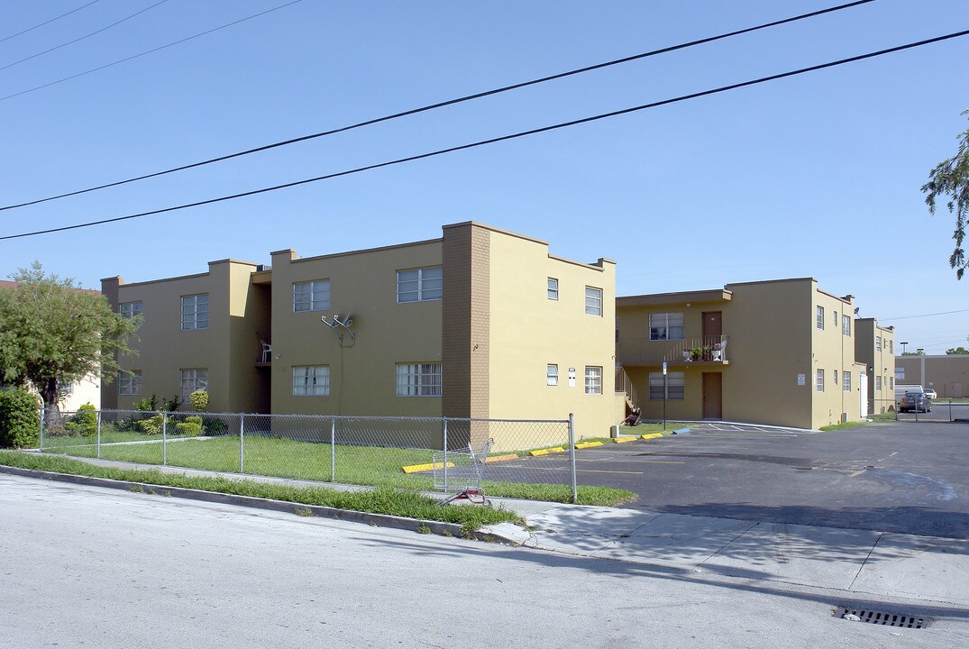 Honeysuckle Apartments in Miami, FL - Building Photo