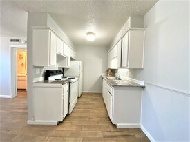 Ridgewood Village Apartments in Moore, OK - Building Photo