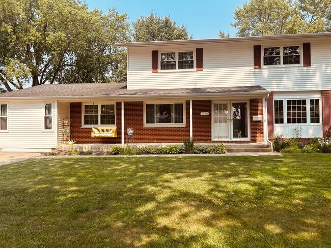 property at 1160 E Paddock Dr