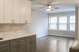 5061 N Damen Ave, Unit 1E in Chicago, IL - Building Photo - Building Photo