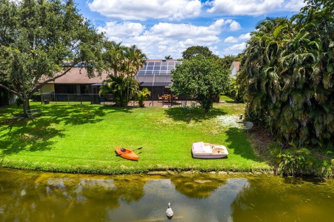 property at 1367 Riverside Cir