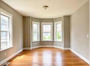 642 Moody St in Waltham, MA - Foto de edificio - Building Photo