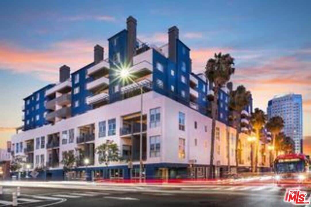 245 Pine Ave in Long Beach, CA - Foto de edificio