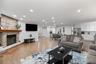 1121 Johnston Dr in Aurora, IL - Building Photo - Building Photo