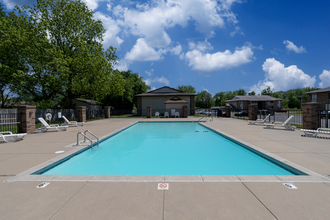 English Village II in Springfield, MO - Foto de edificio - Building Photo