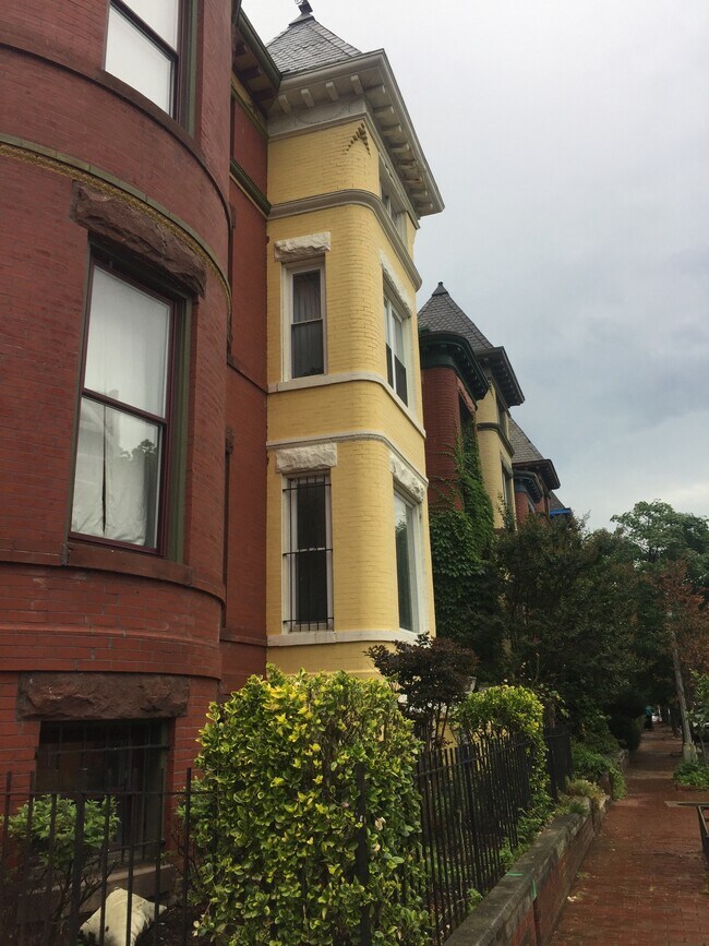 902 Westminster St NW, Unit B-1 in Washington, DC - Foto de edificio - Building Photo