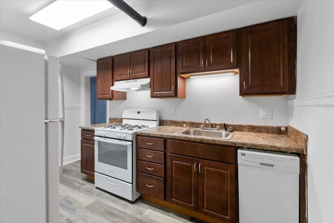 1224 W Victoria St, Unit G in Chicago, IL - Building Photo
