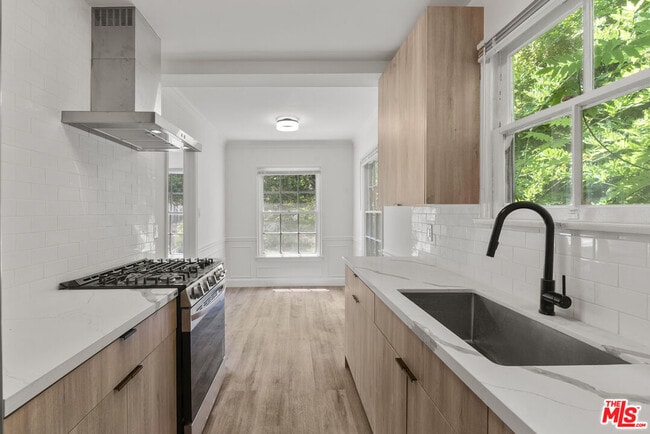 property at 308 S Reeves Dr