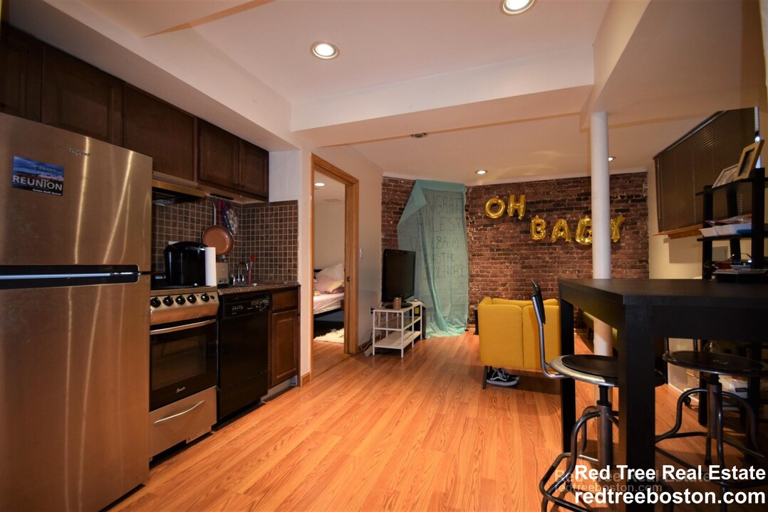 1689 Beacon St, Unit 1 in Brookline, MA - Foto de edificio