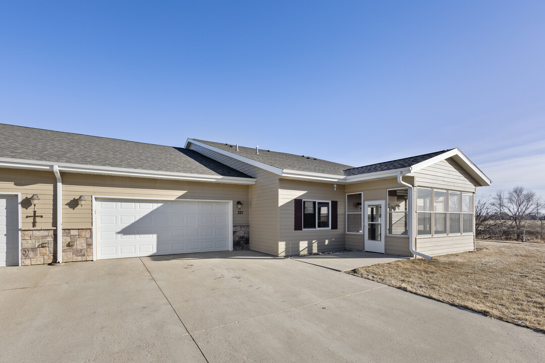 321 Honeysuckle Dr in Harrisburg, SD - Building Photo