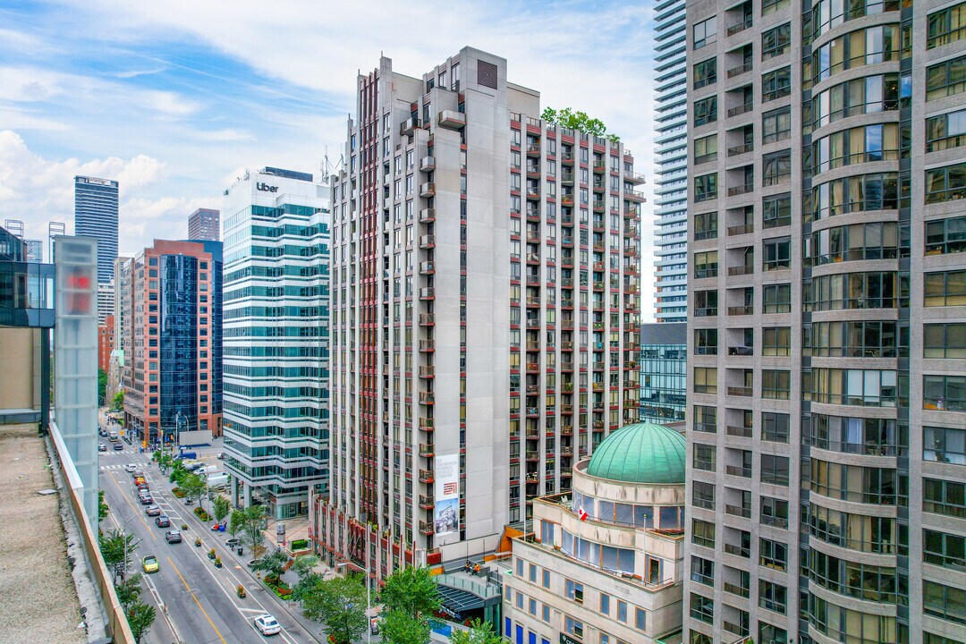 85 Bloor St E in Toronto, ON - Building Photo