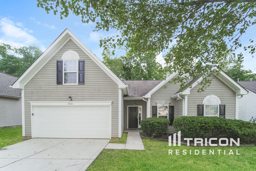 5834 Shining Oak Ln in Charlotte, NC - Building Photo