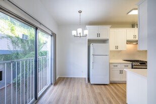 BEAUTIFUL REMODELED 1 AND 2 BEDROOM UNITS in North Hollywood, CA - Building Photo