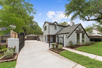 10714 Deerwood Rd in Houston, TX - Building Photo - Building Photo
