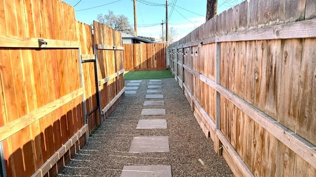 10851 Hamill St in Armona, CA - Building Photo - Building Photo