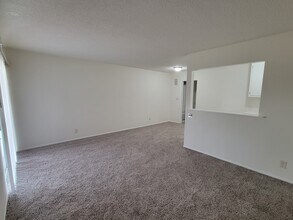 10917 Blix St, Unit 9 in North Hollywood, CA - Foto de edificio - Building Photo