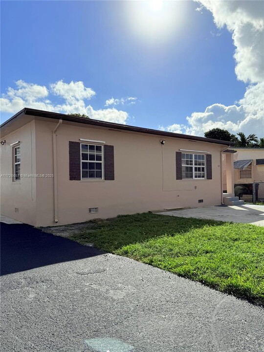 182 E 47th St in Hialeah, FL - Building Photo