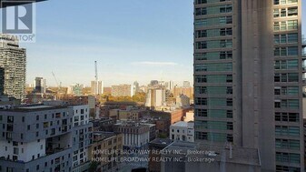 25 Richmond St E in Toronto, ON - Building Photo