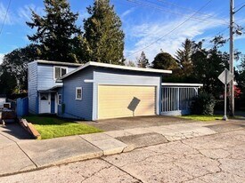 2673-2675 Stanton St in North Bend, OR - Building Photo