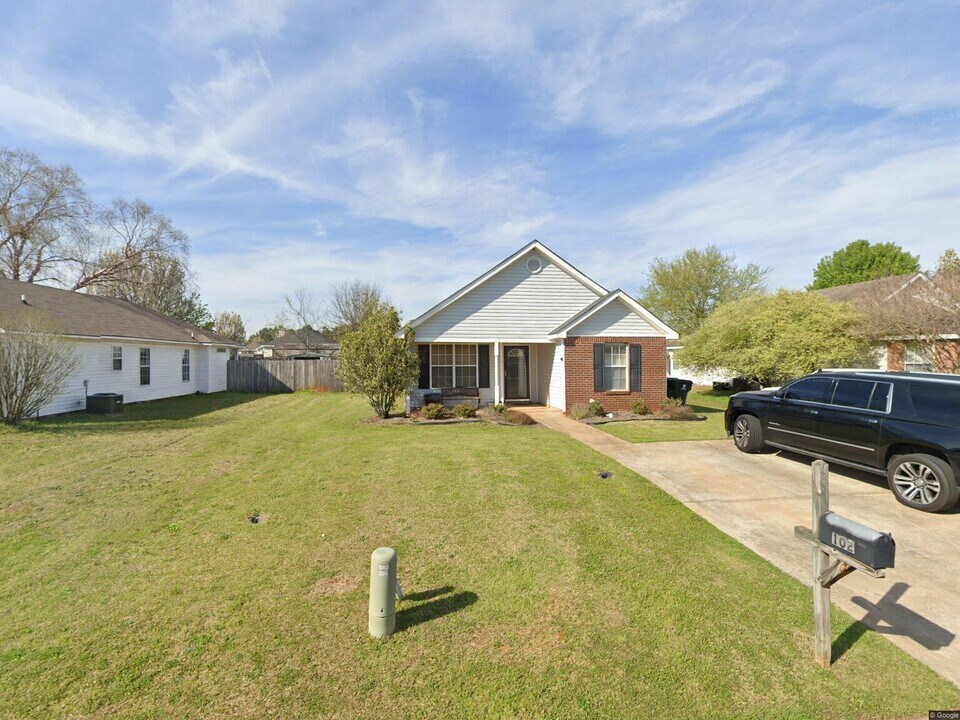 102 Strawbridge Ln in Bonaire, GA - Building Photo