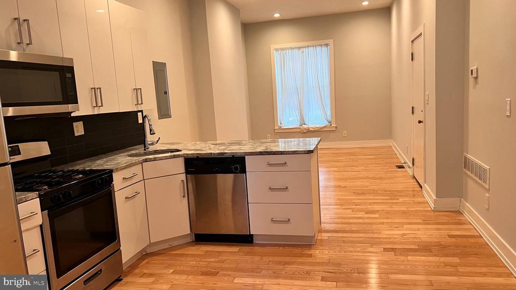 629 N 32nd St in Philadelphia, PA - Building Photo