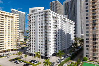 Plaza Towers South in Hallandale Beach, FL - Building Photo - Building Photo