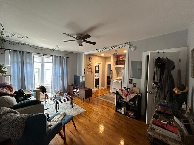 6956 N Ashland Ave in Chicago, IL - Building Photo - Building Photo